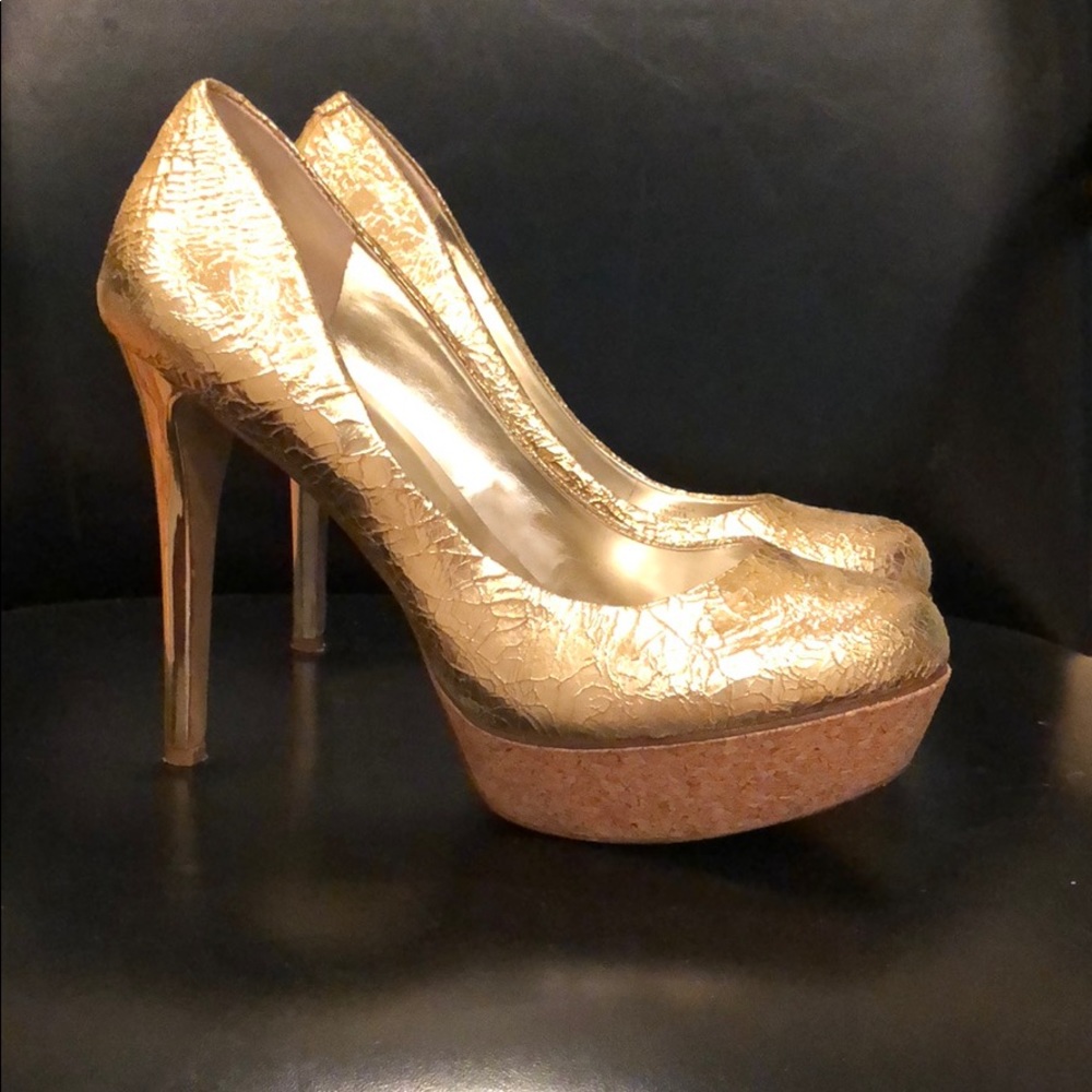 Jessica Simpson Crinkled Gold heels